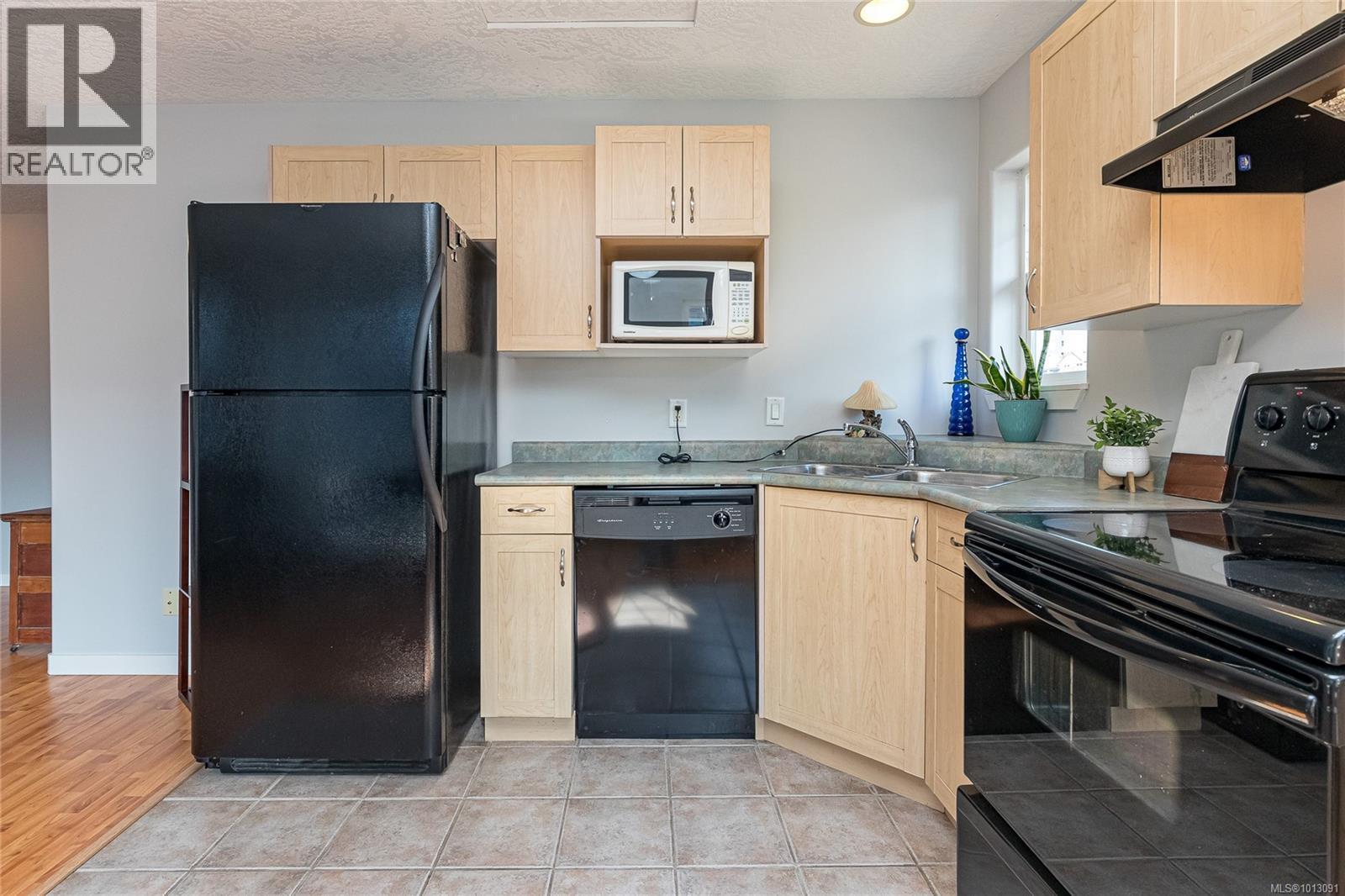 203 2844 Bryn Maur Road, Langford