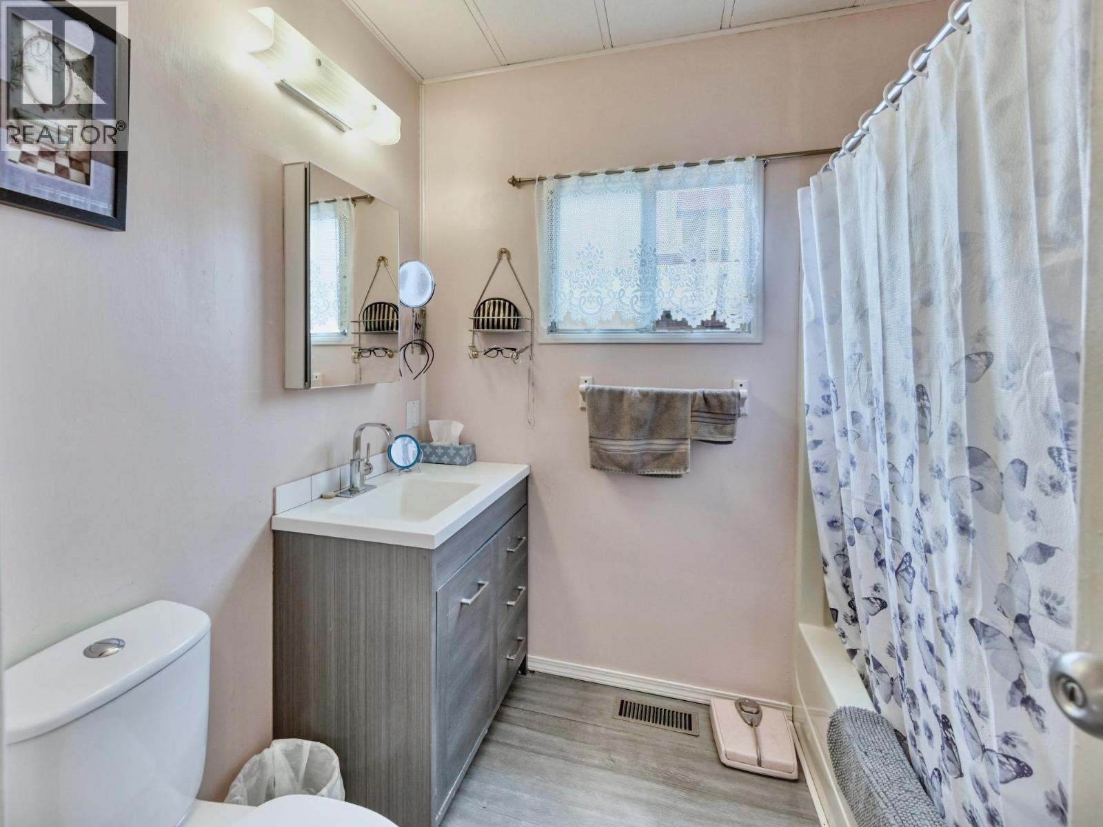 7 9106 Main Street Street, Osoyoos