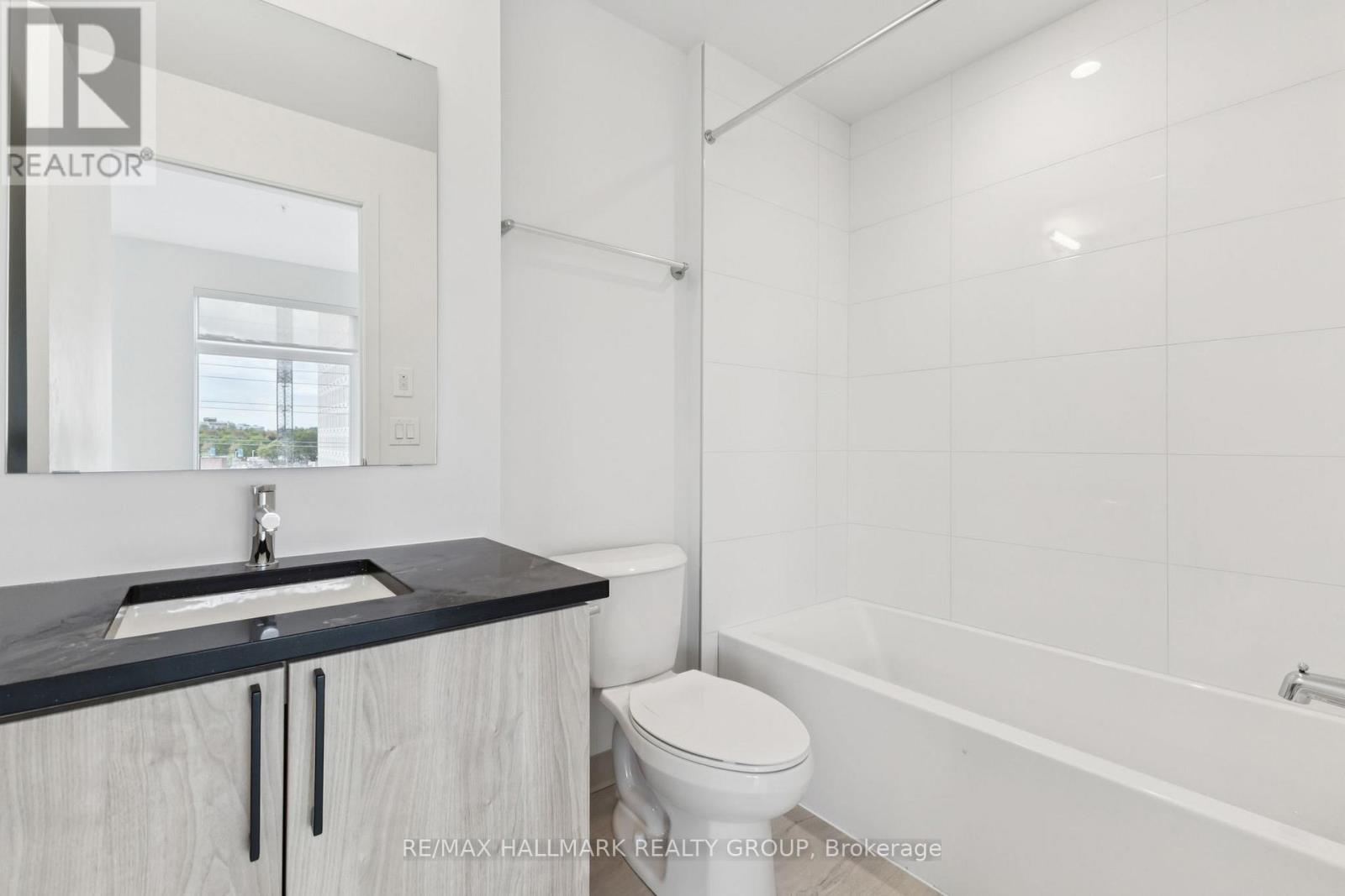 Bathroom (2 bedrooms unit)