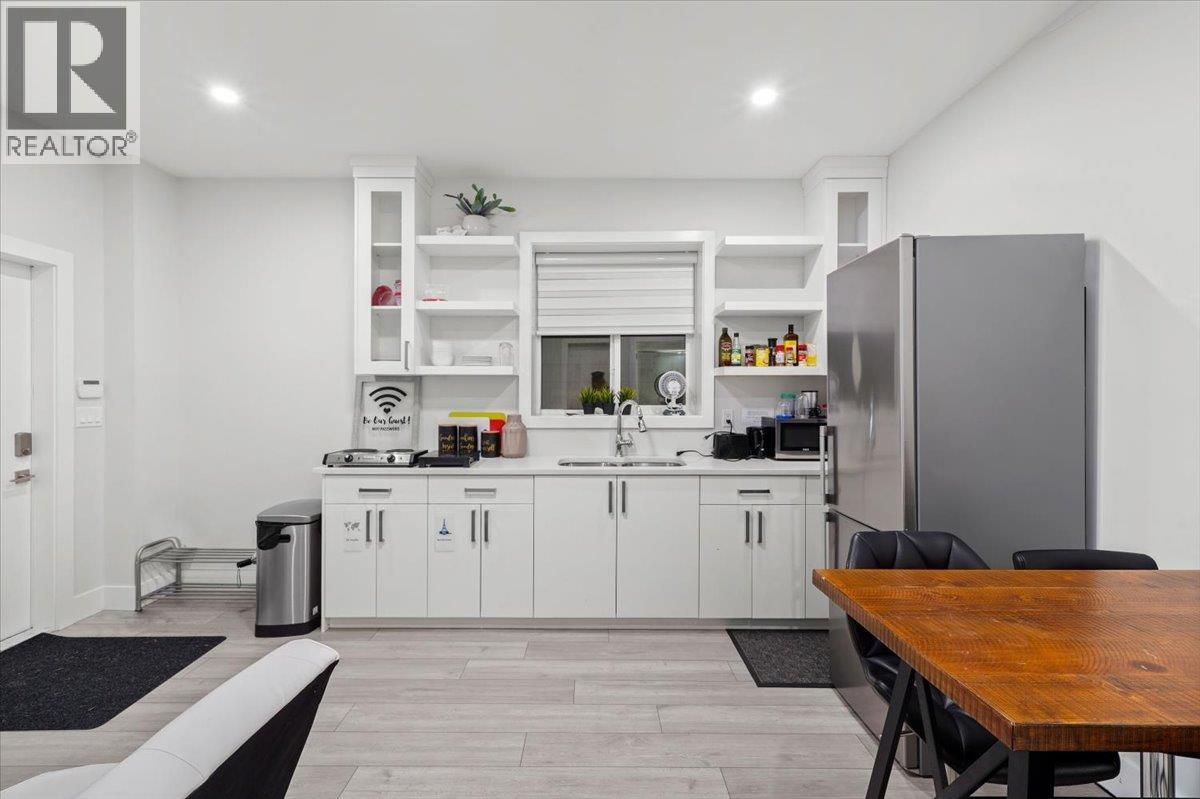 1041 STEWART AVENUE, Coquitlam