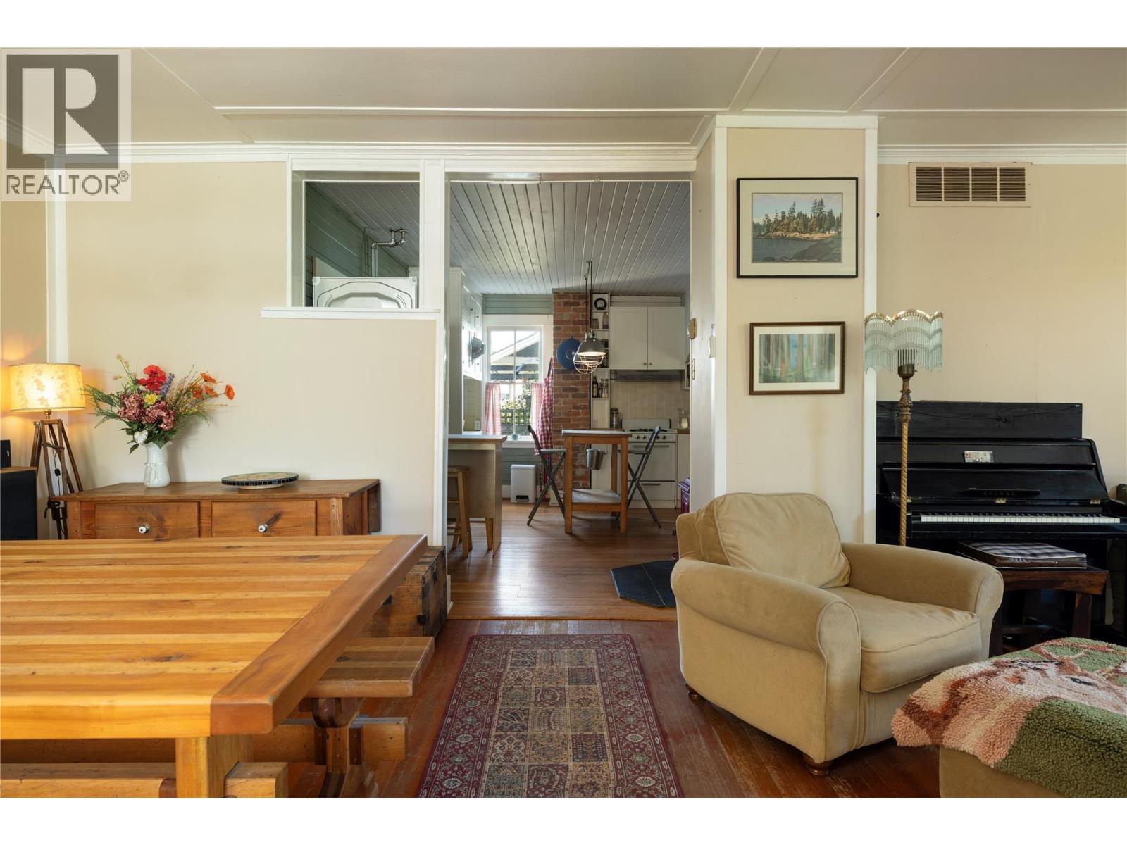 3720 Wood Avenue, Armstrong