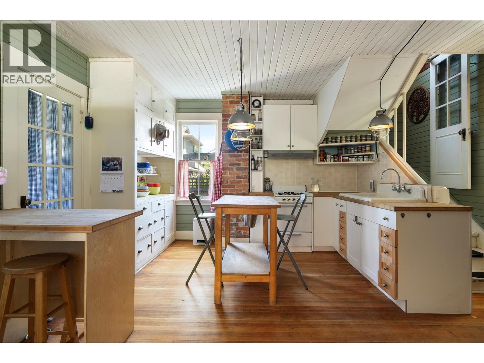 3720 Wood Avenue, Armstrong