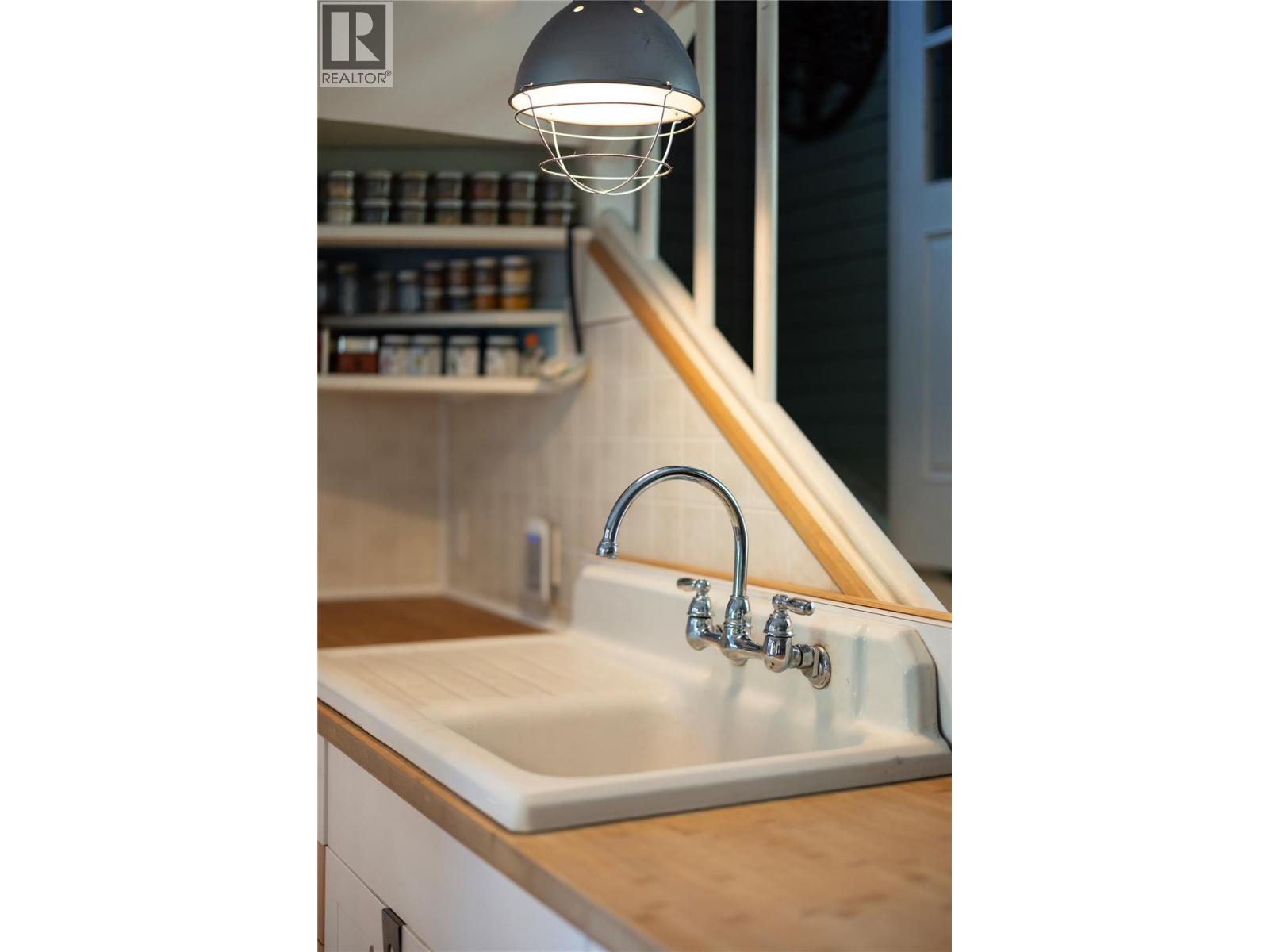 3720 Wood Avenue, Armstrong