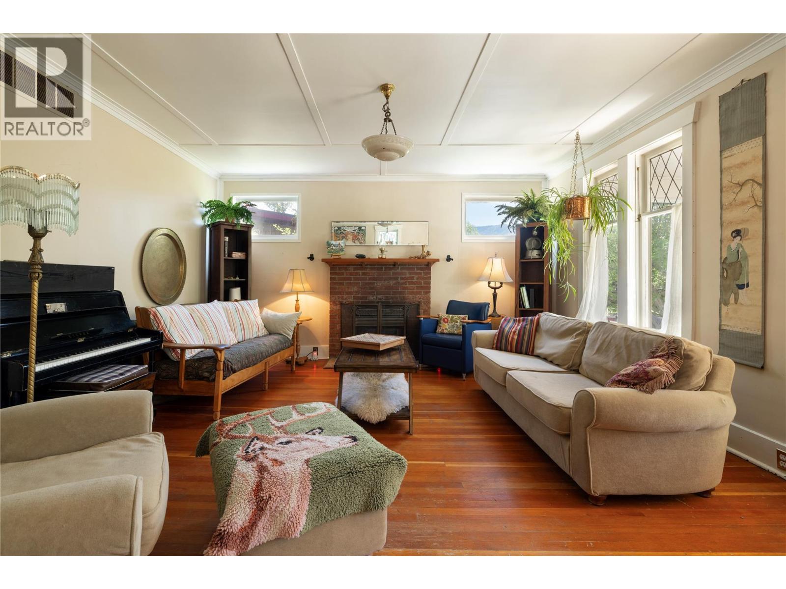 3720 Wood Avenue, Armstrong