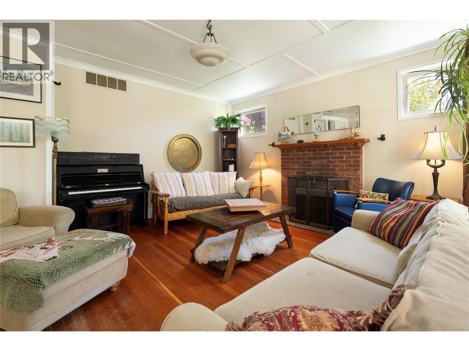 3720 Wood Avenue, Armstrong