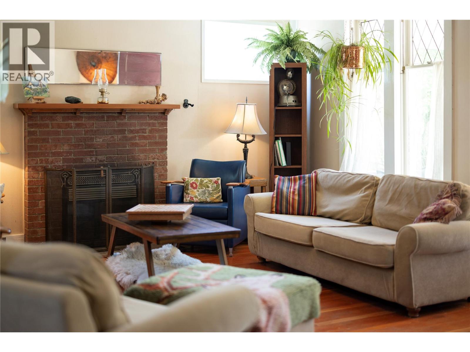 3720 Wood Avenue, Armstrong