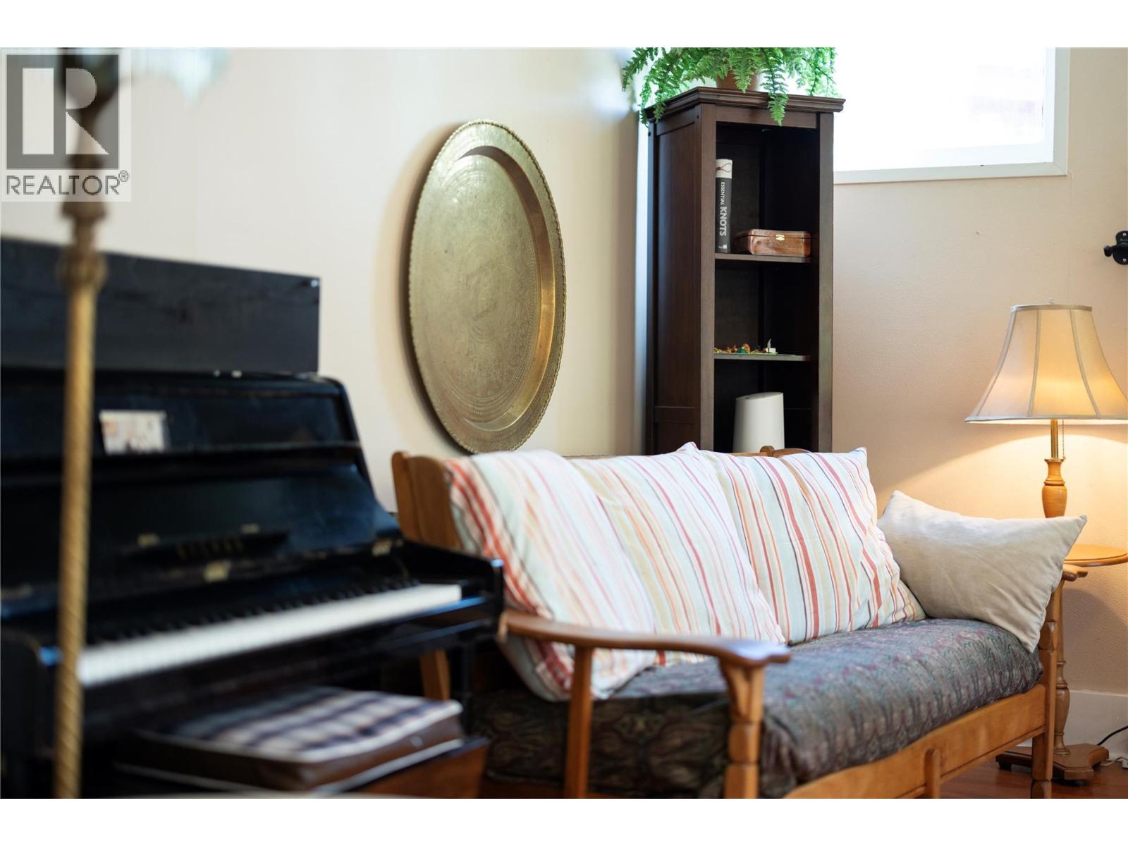 3720 Wood Avenue, Armstrong