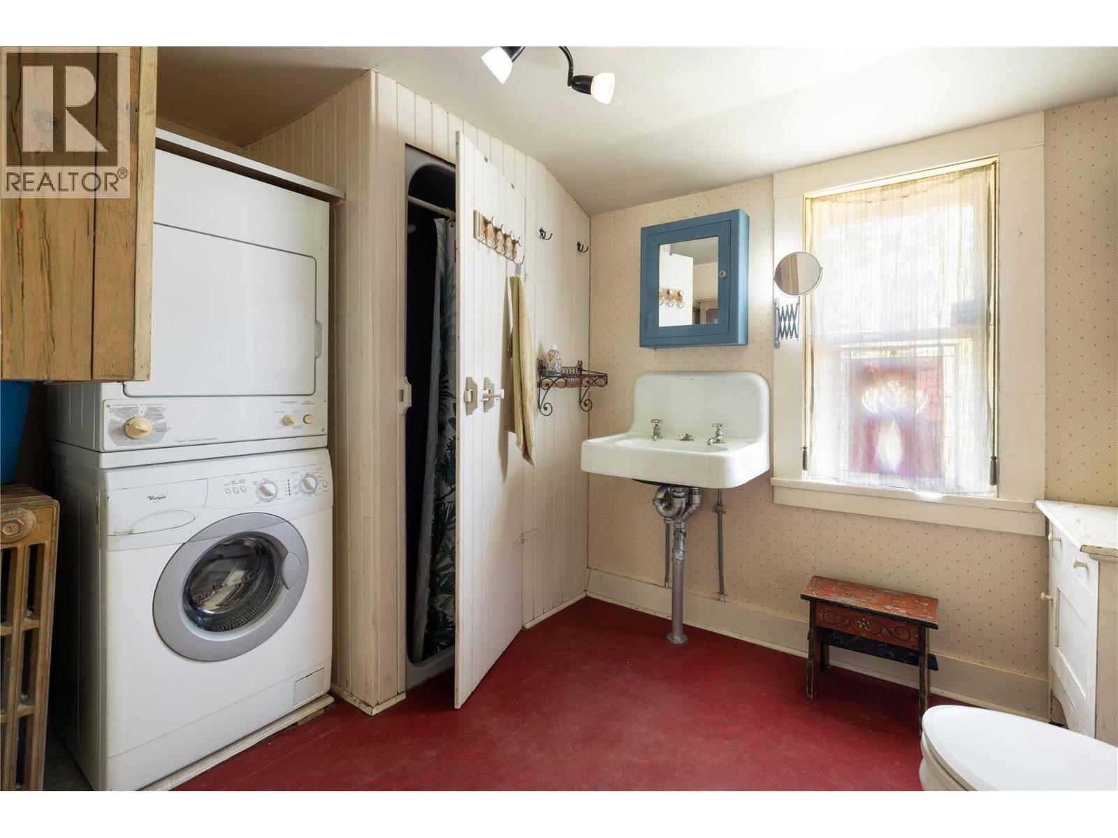 3720 Wood Avenue, Armstrong