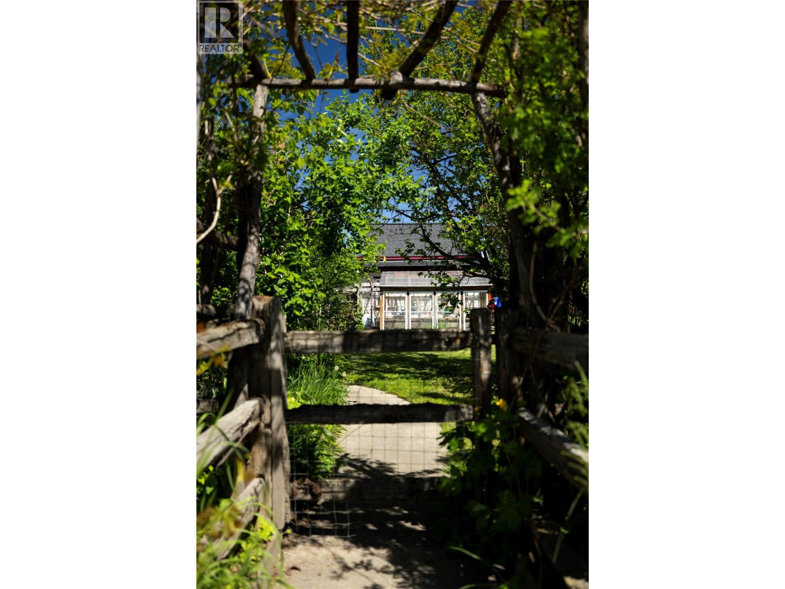 3720 Wood Avenue, Armstrong