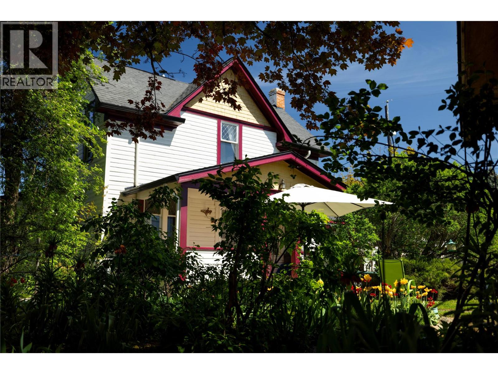 3720 Wood Avenue, Armstrong