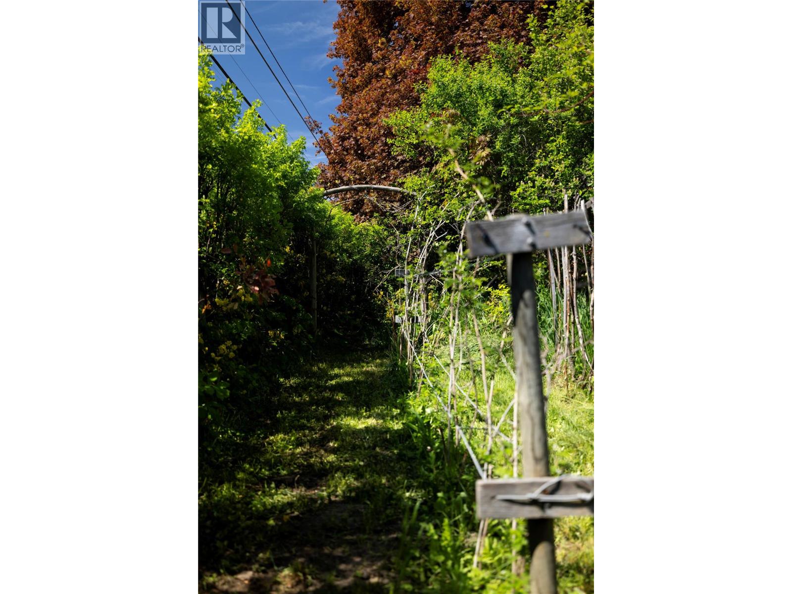 3720 Wood Avenue, Armstrong