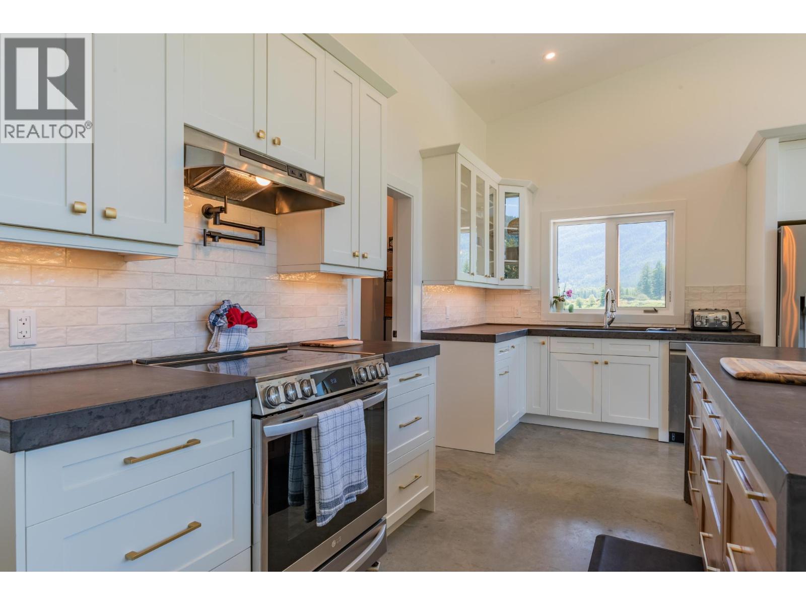 2335 PASS CREEK Road, Castlegar