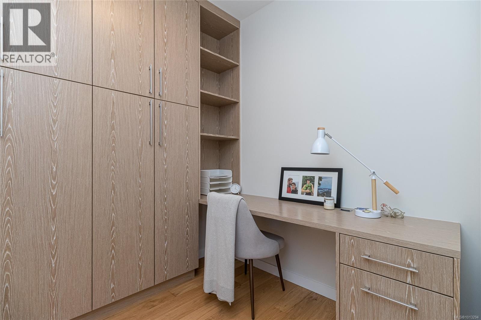 208 1018 Pentrelew Place, Victoria