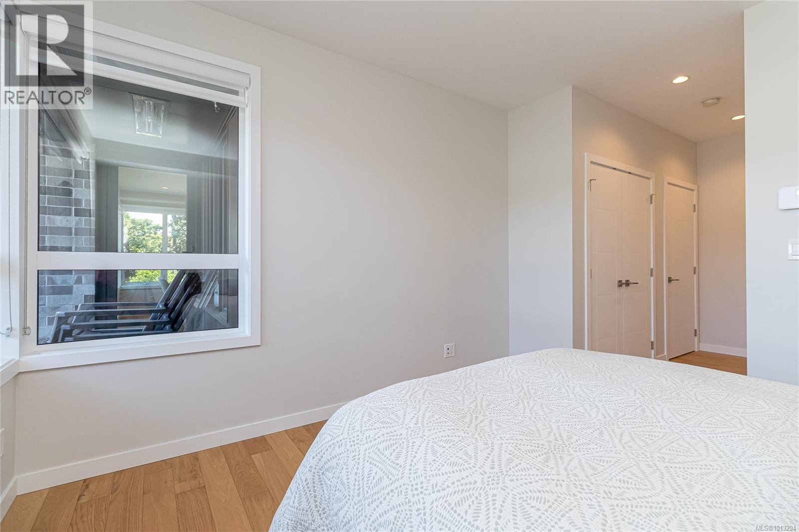 208 1018 Pentrelew Place, Victoria