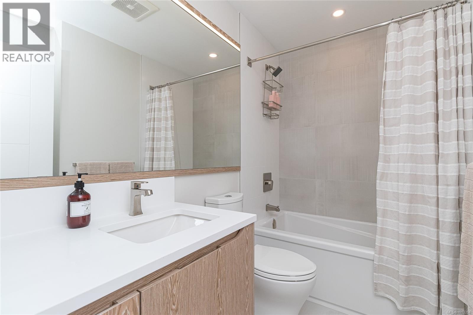 208 1018 Pentrelew Place, Victoria