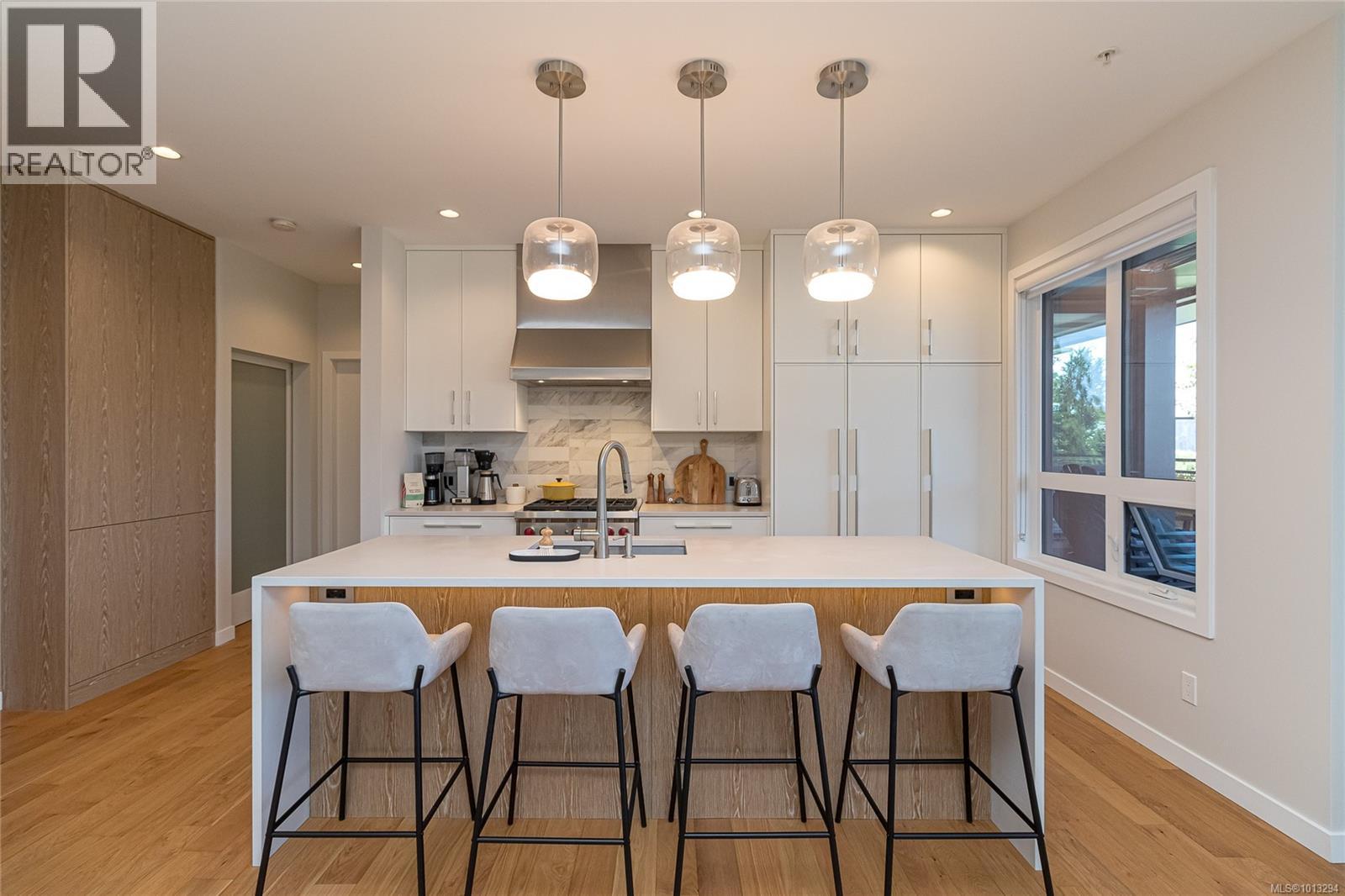 208 1018 Pentrelew Place, Victoria