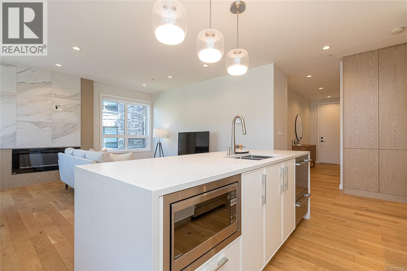 208 1018 Pentrelew Place, Victoria