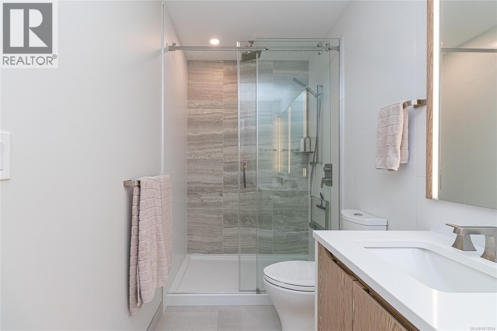 208 1018 Pentrelew Place, Victoria
