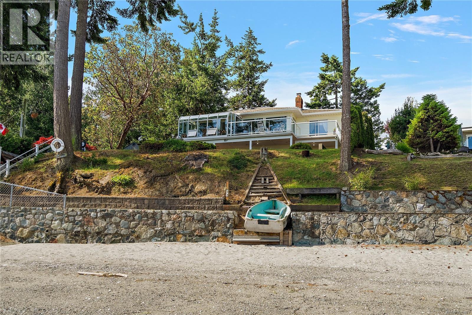  8001 Arthur Drive, Central Saanich