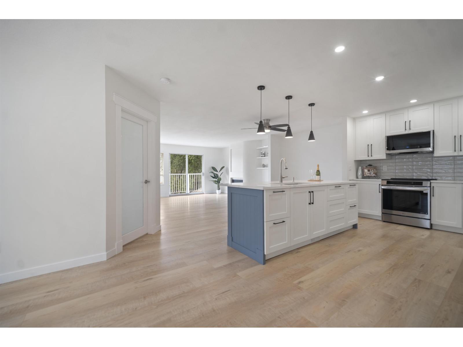 15582 RUSSELL AVENUE, White Rock