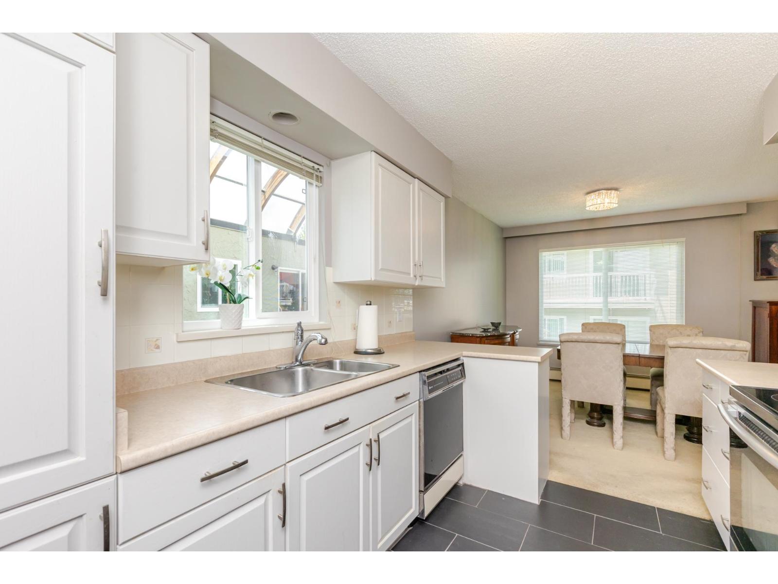 #304 1351 MARTIN STREET, White Rock