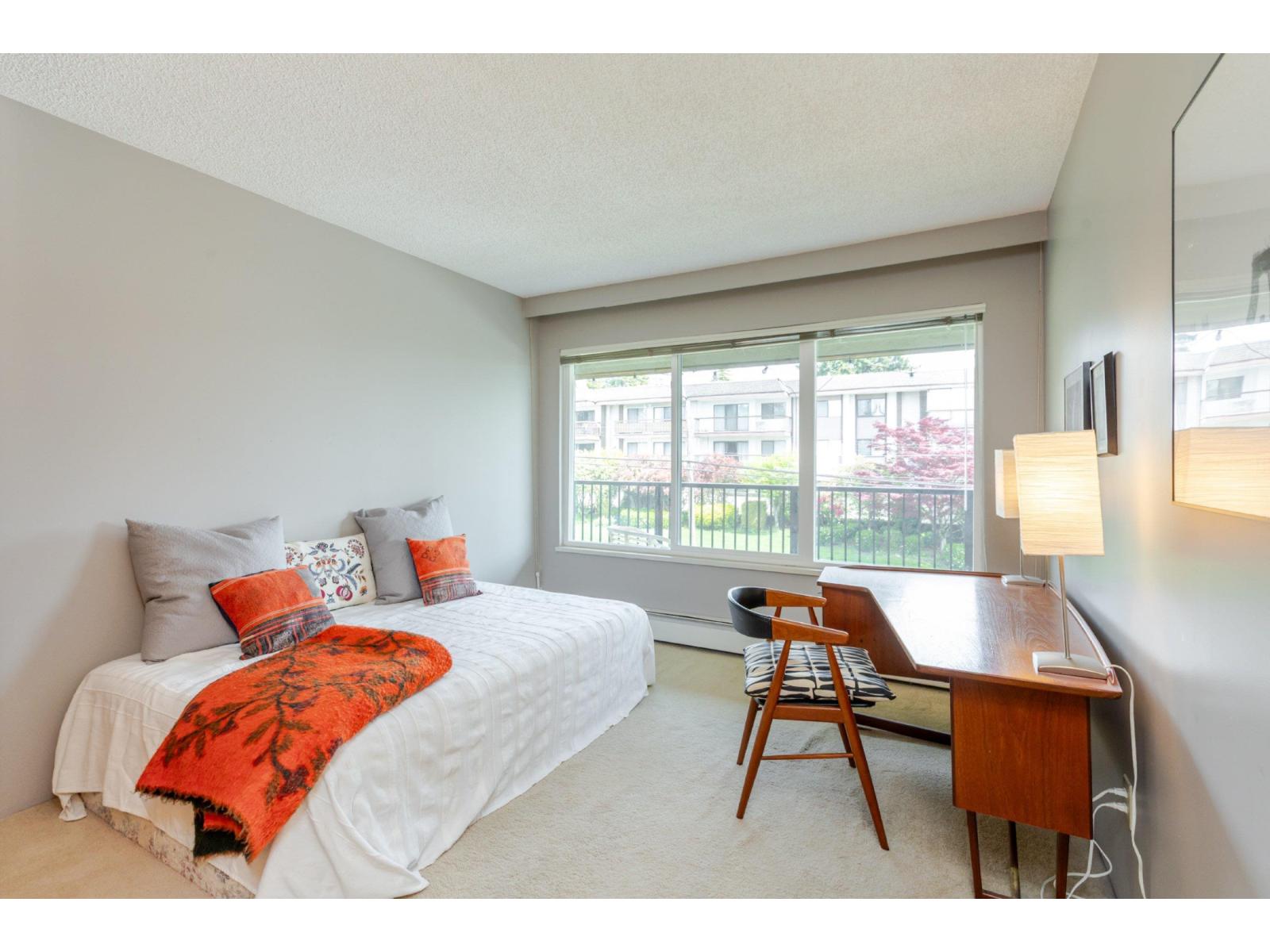#304 1351 MARTIN STREET, White Rock