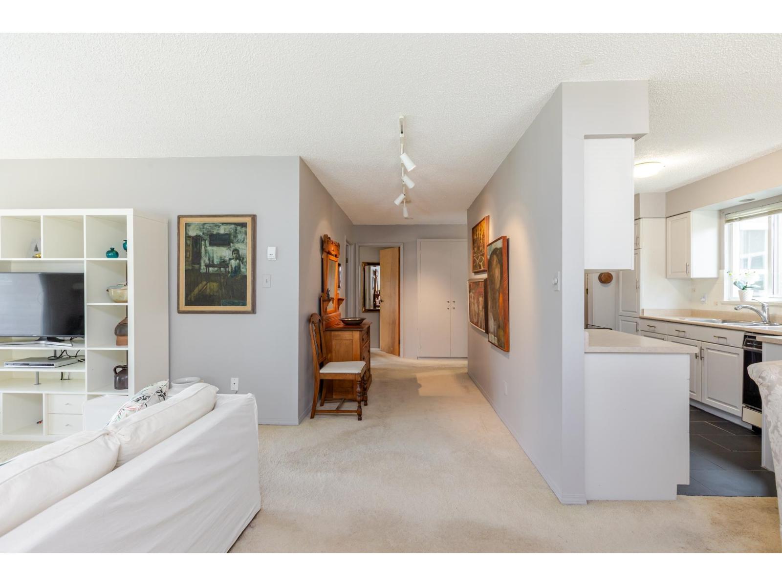 #304 1351 MARTIN STREET, White Rock