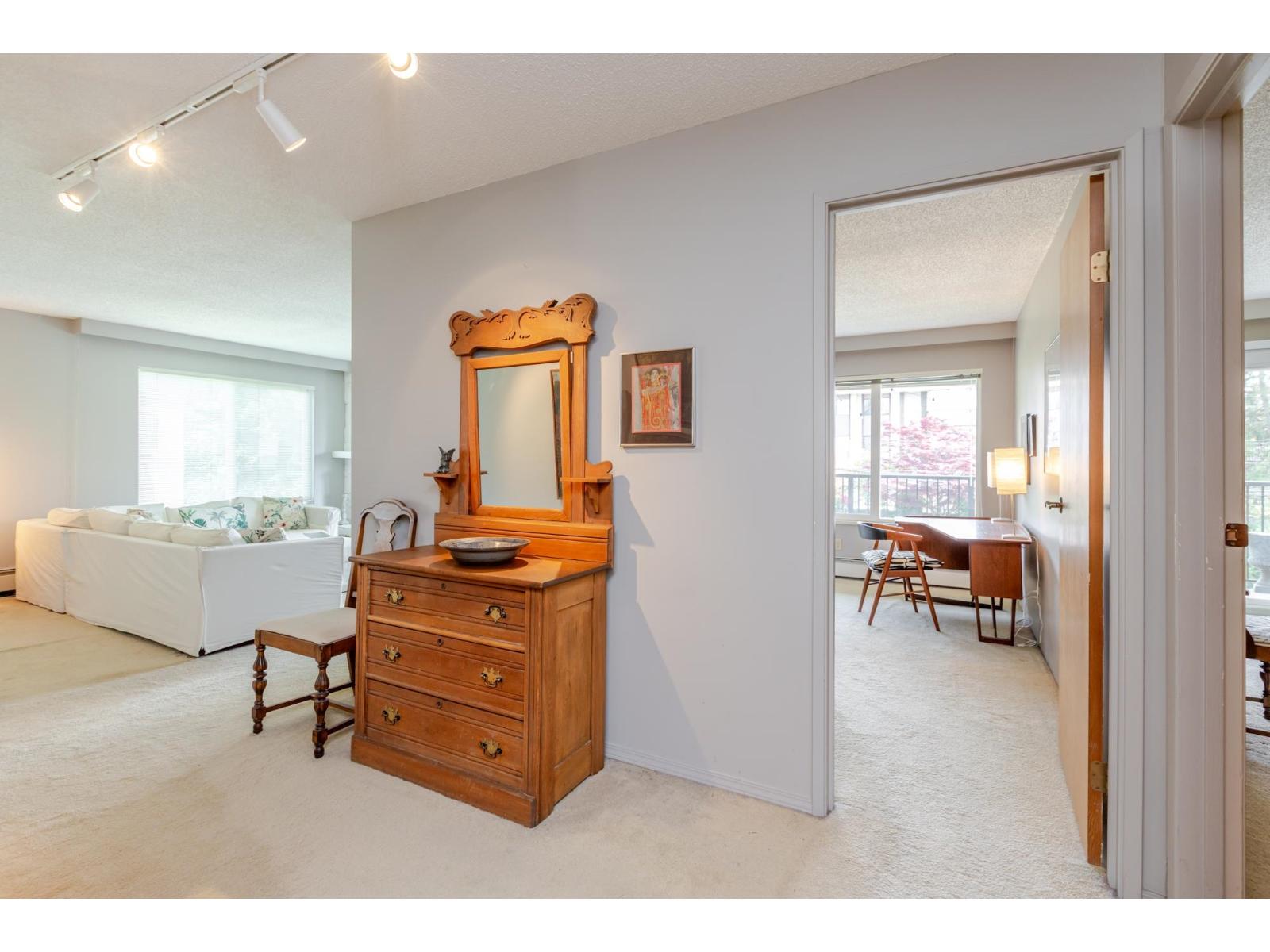 #304 1351 MARTIN STREET, White Rock