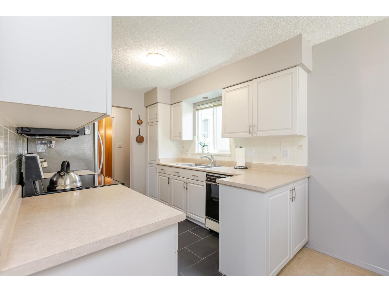 #304 1351 MARTIN STREET, White Rock