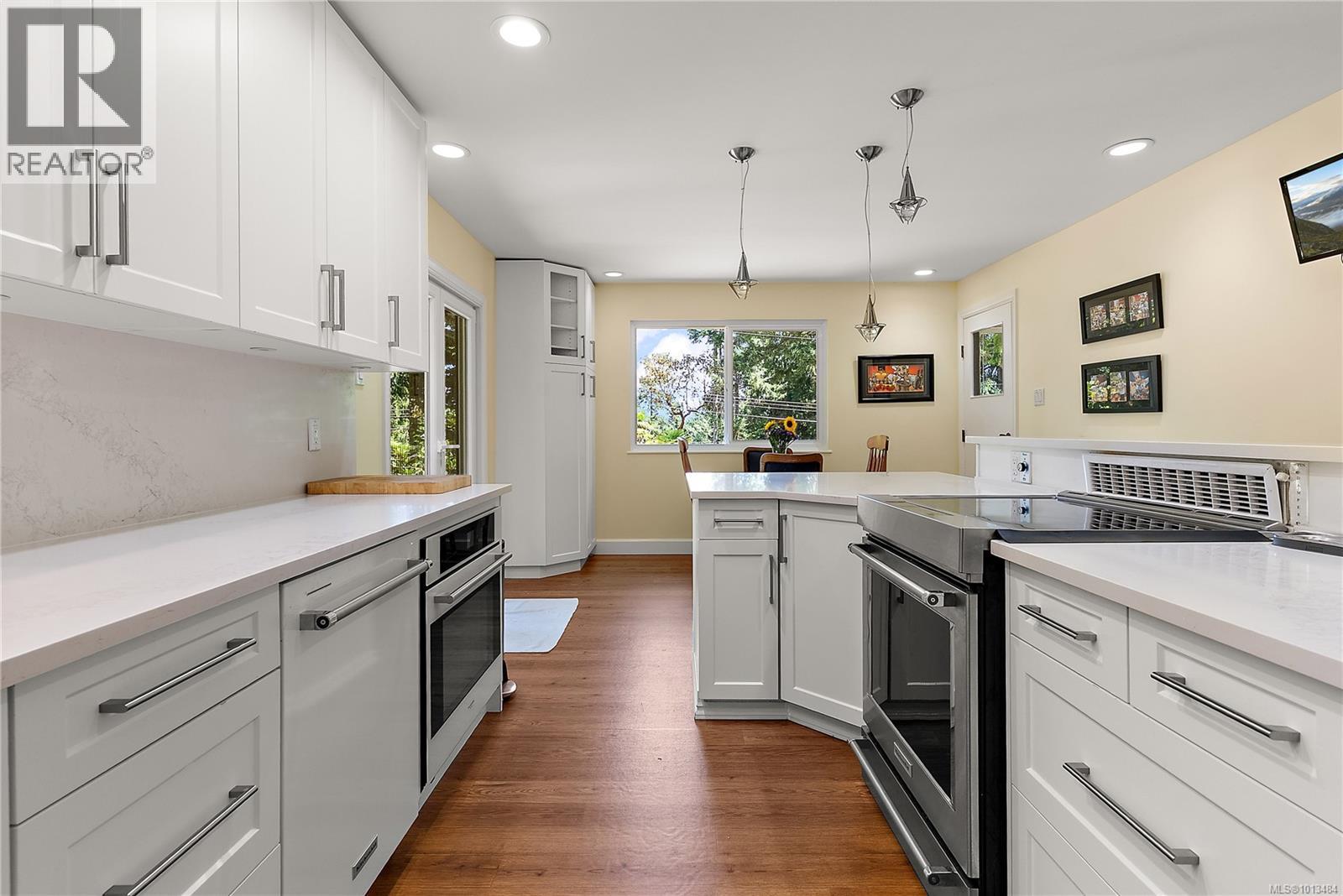 2040 Salem Terr, North Saanich