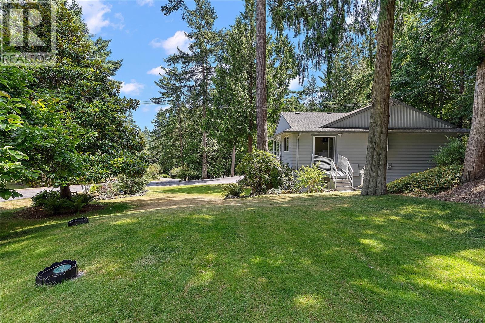 2040 Salem Terr, North Saanich