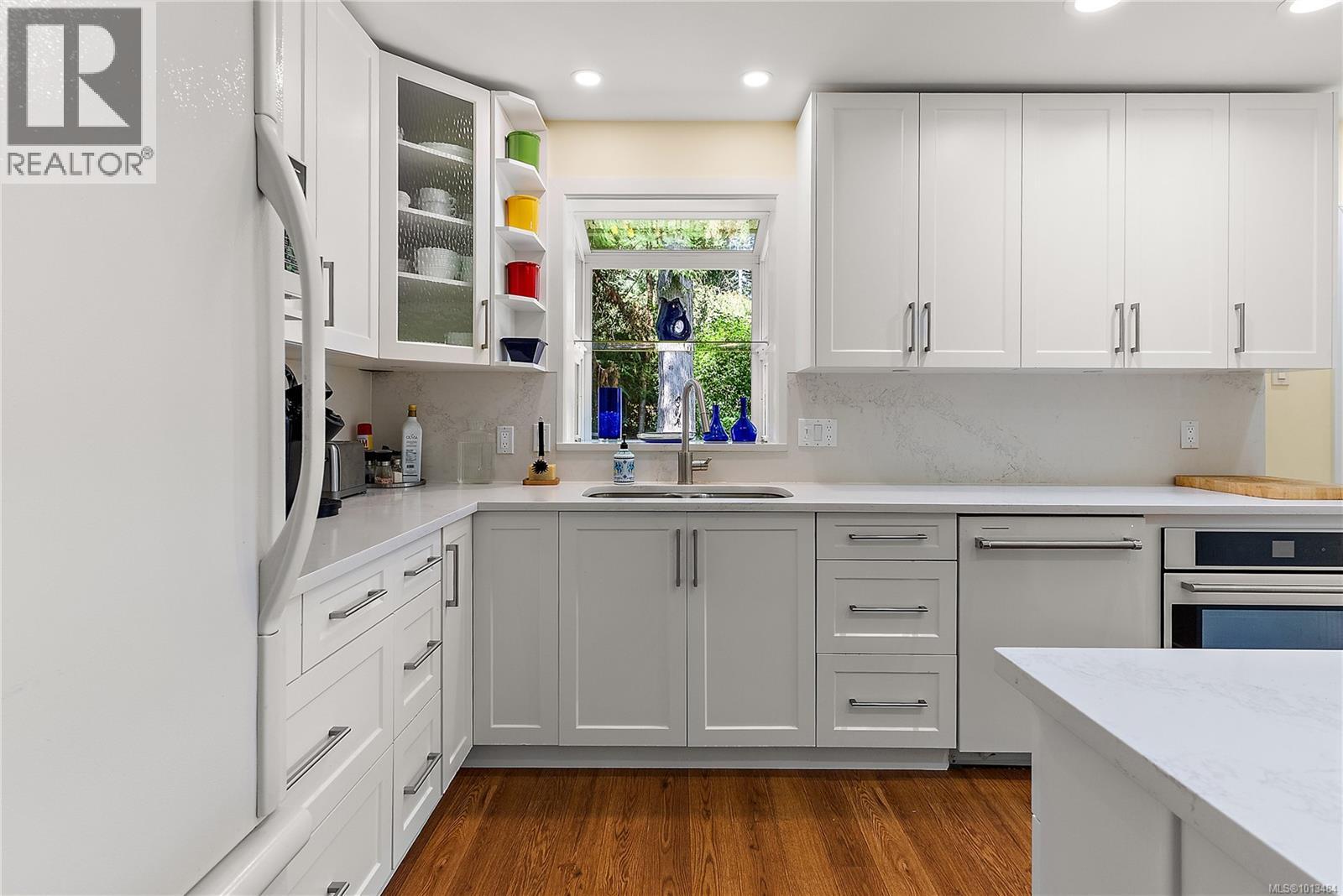 2040 Salem Terr, North Saanich