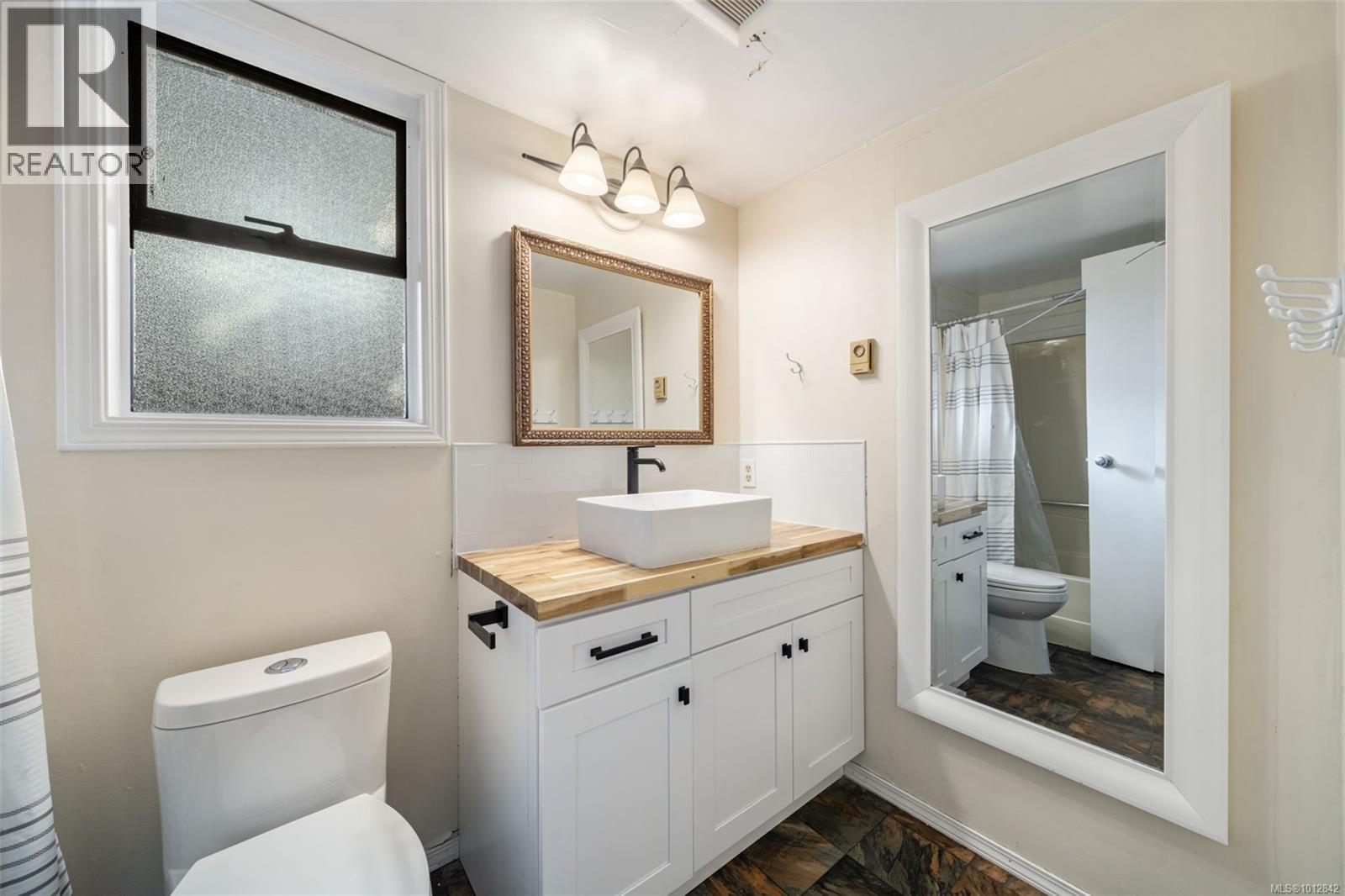 B 1176 Damelart Way, Central Saanich