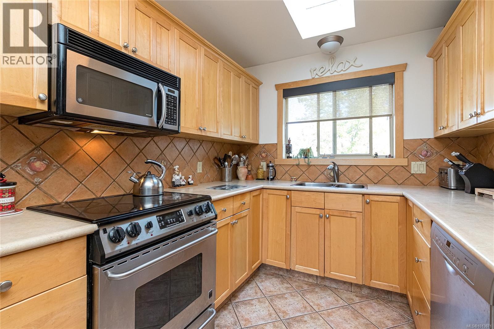 18 2020 White Birch Rd, Sidney