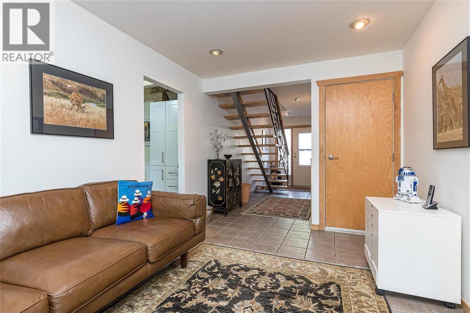 18 2020 White Birch Rd, Sidney