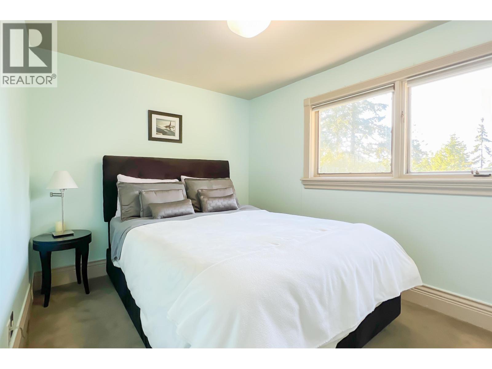 15 OCEANVIEW ROAD, Lions Bay