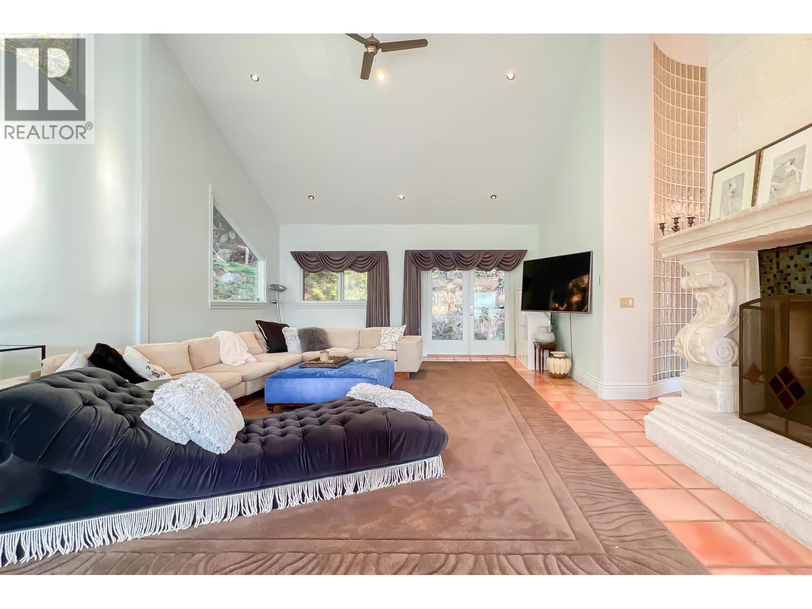 15 OCEANVIEW ROAD, Lions Bay