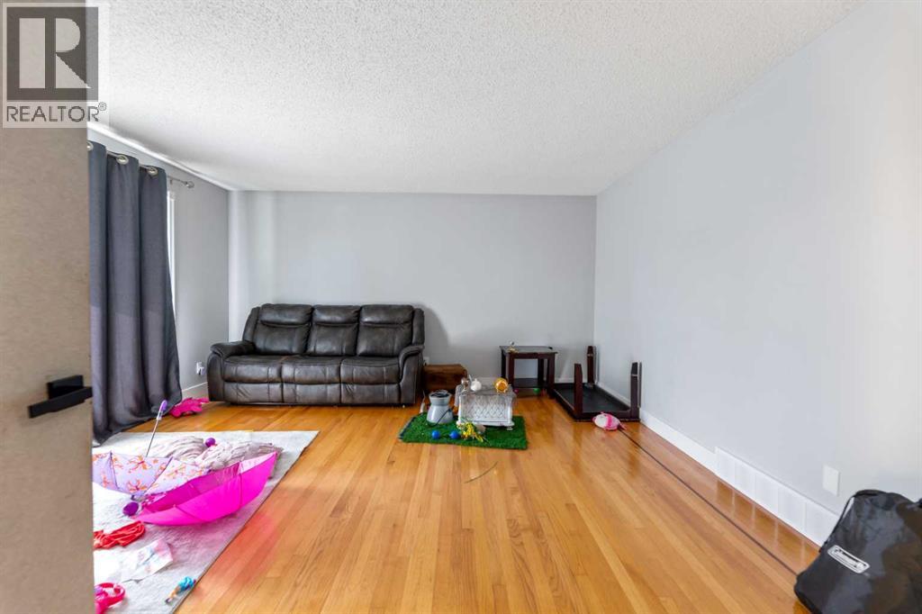 Single Family House for Sale in  Templevale Way NE Temple Calgary 