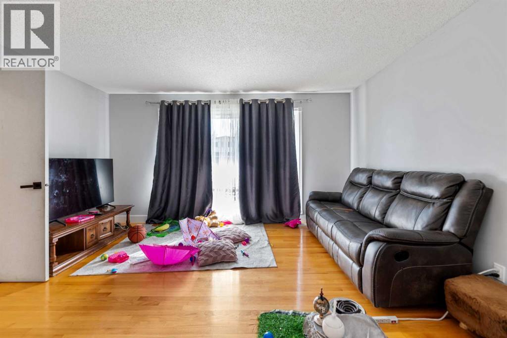 Single Family House for Sale in  Templevale Way NE Temple Calgary 