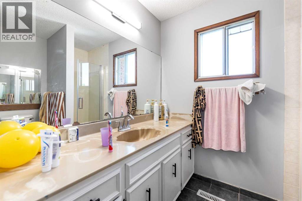 Single Family House for Sale in  Templevale Way NE Temple Calgary 