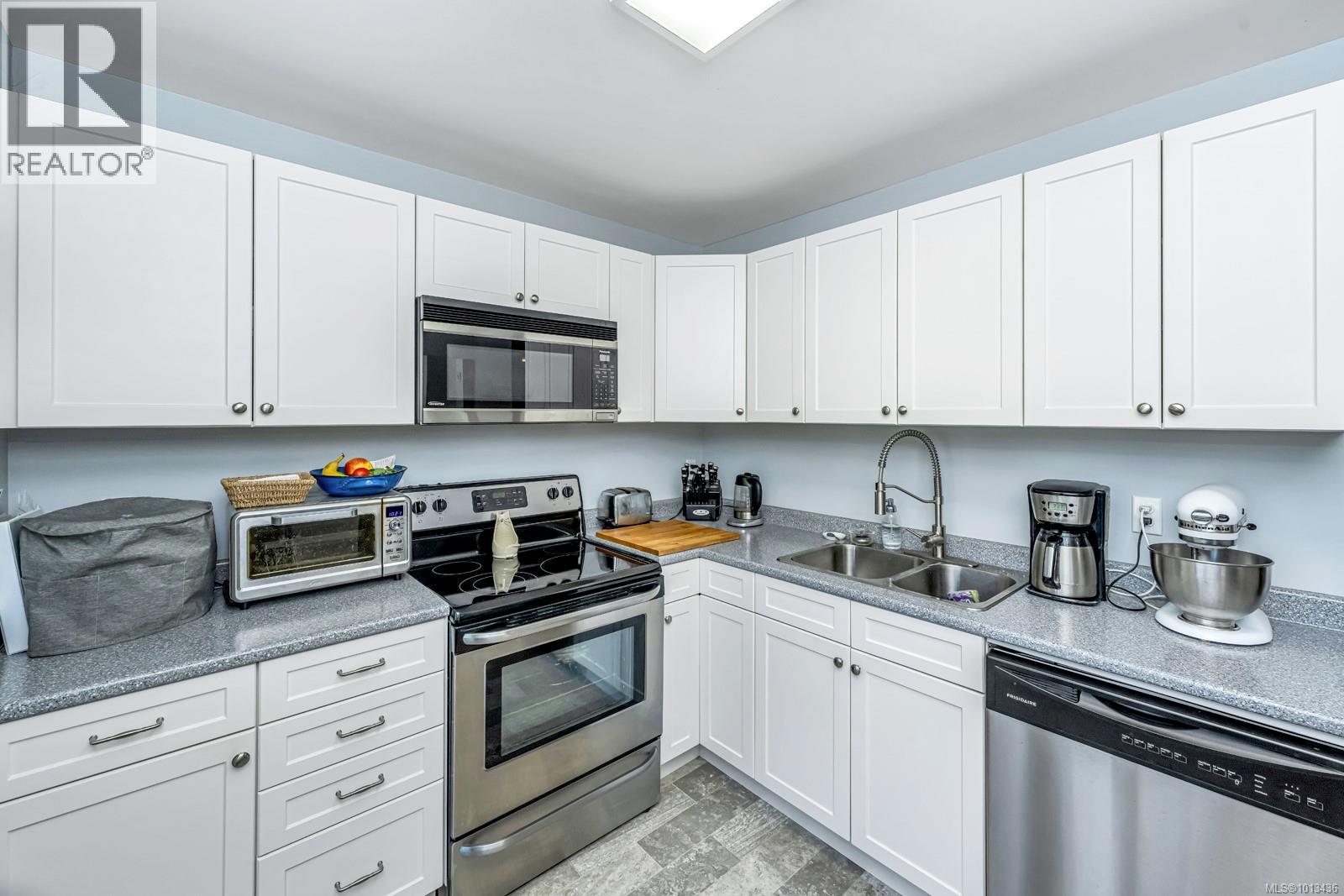 203 940 Inverness Rd, Saanich