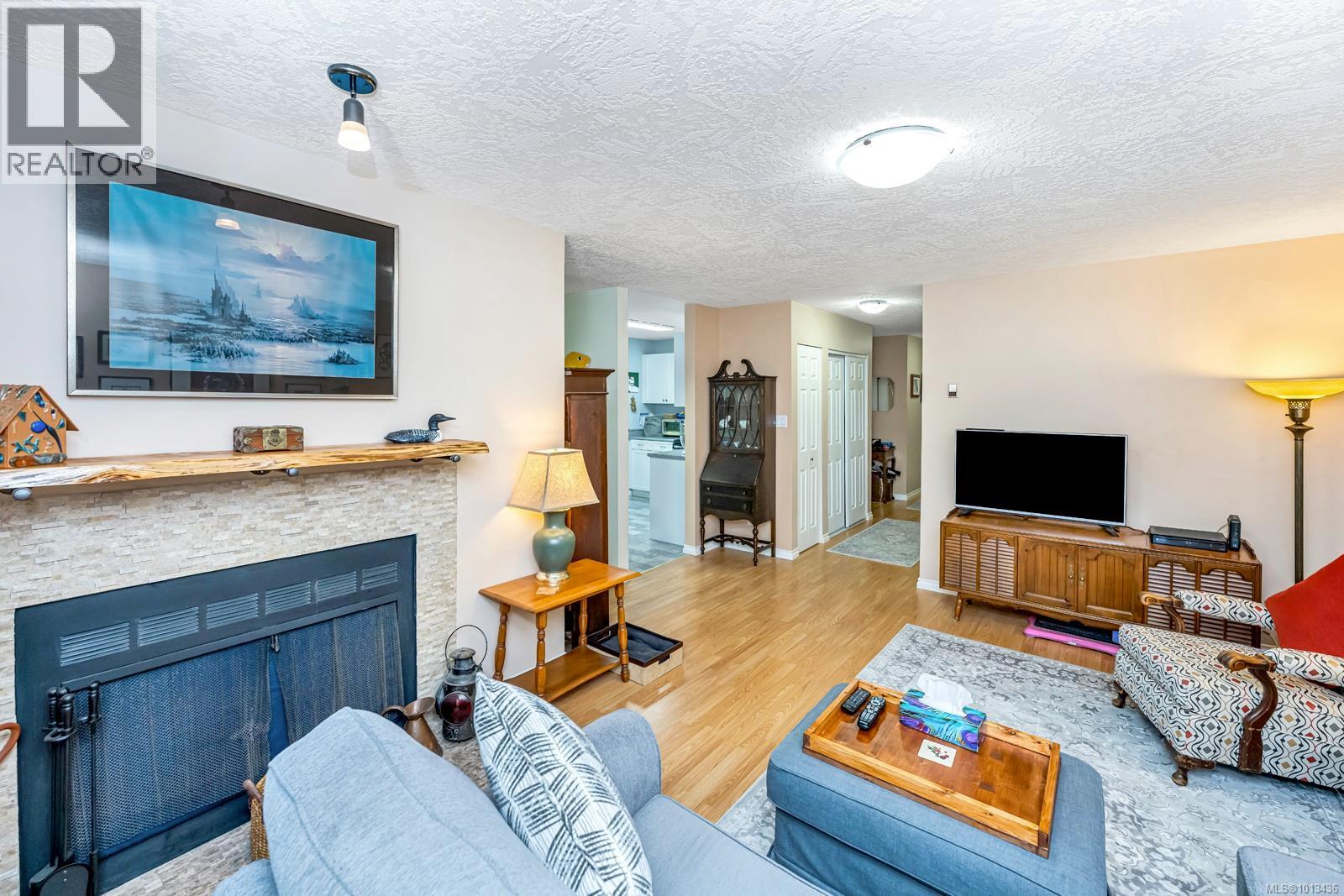 203 940 Inverness Rd, Saanich