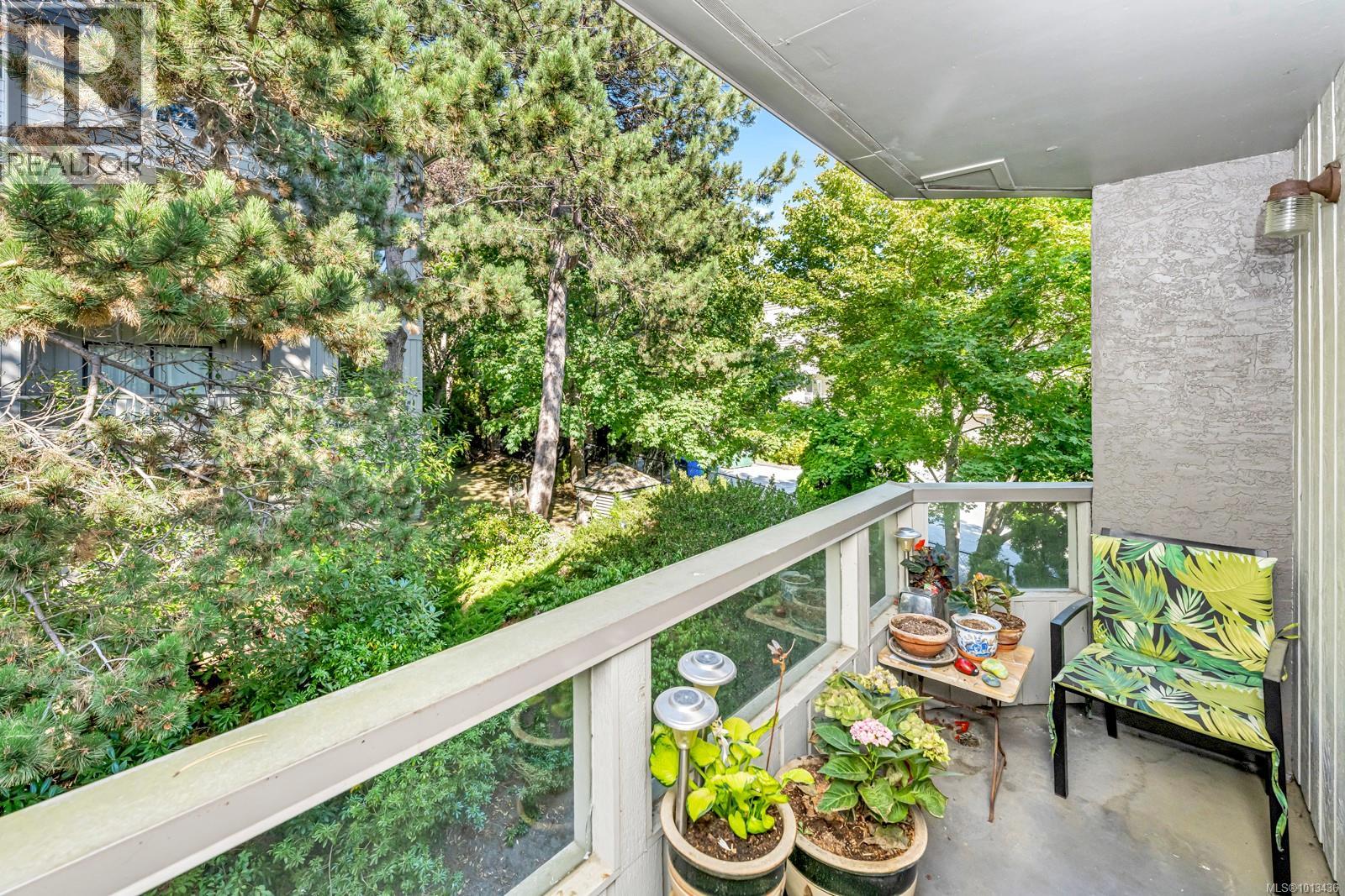 203 940 Inverness Rd, Saanich