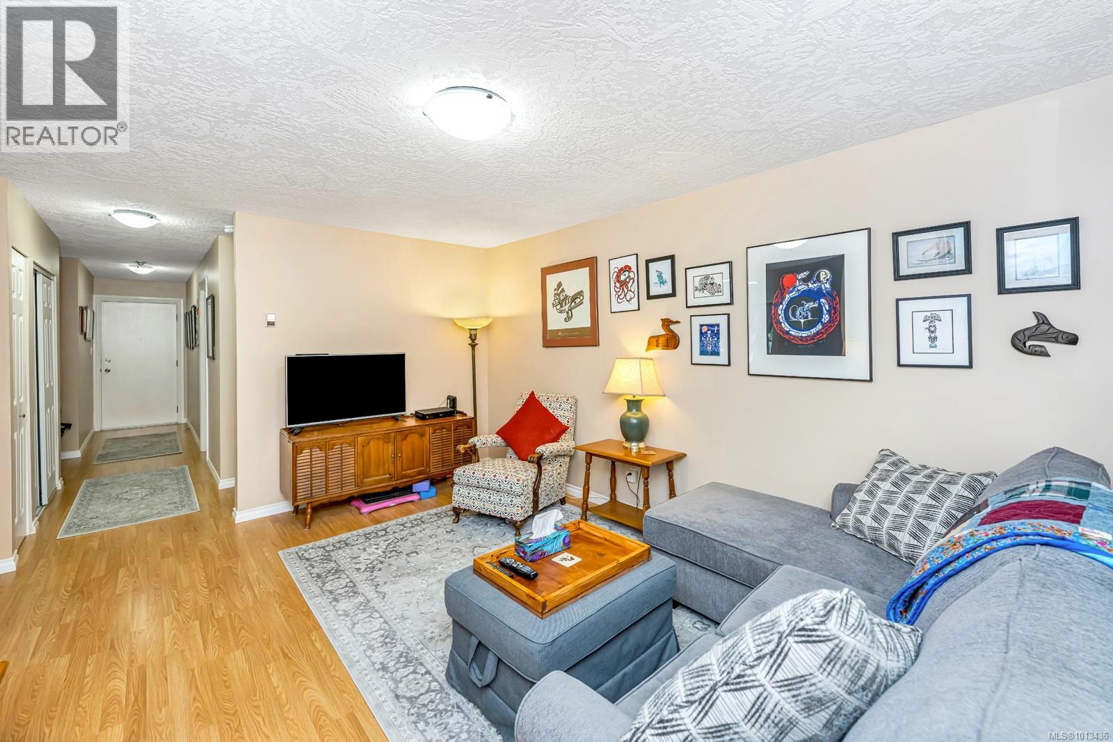 203 940 Inverness Rd, Saanich