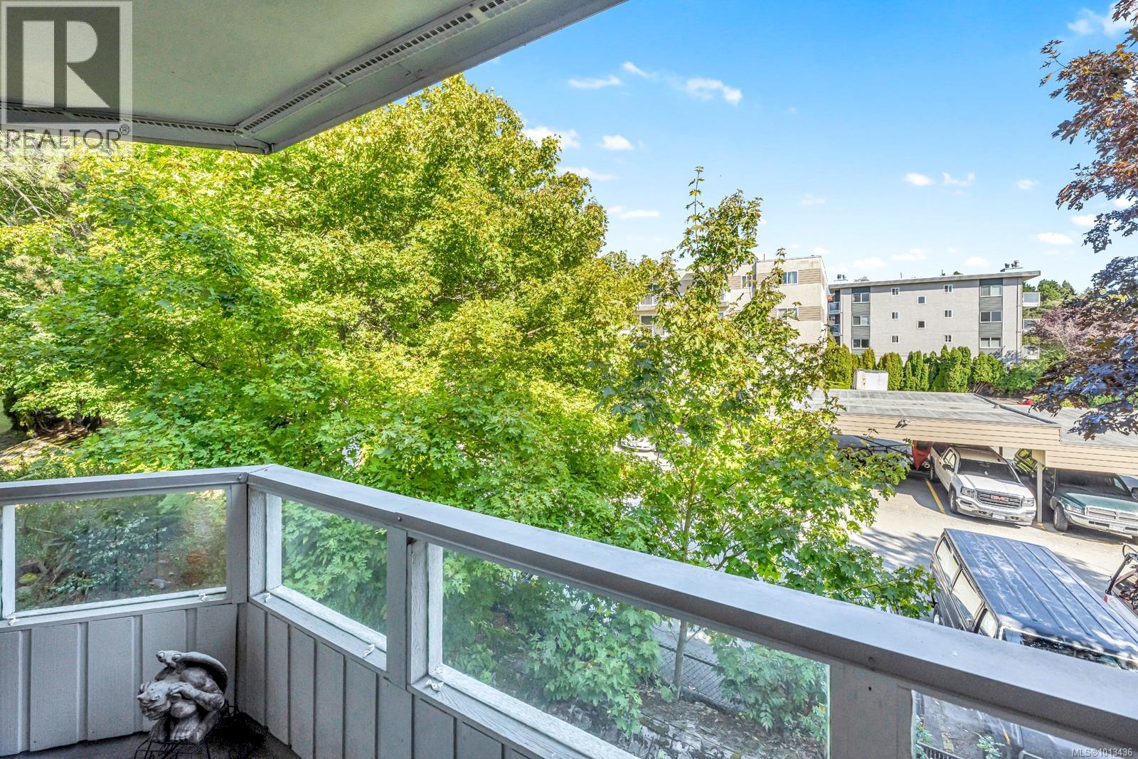 203 940 Inverness Rd, Saanich