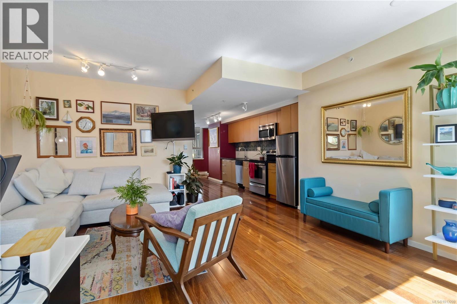 406 834 Johnson Street, Victoria