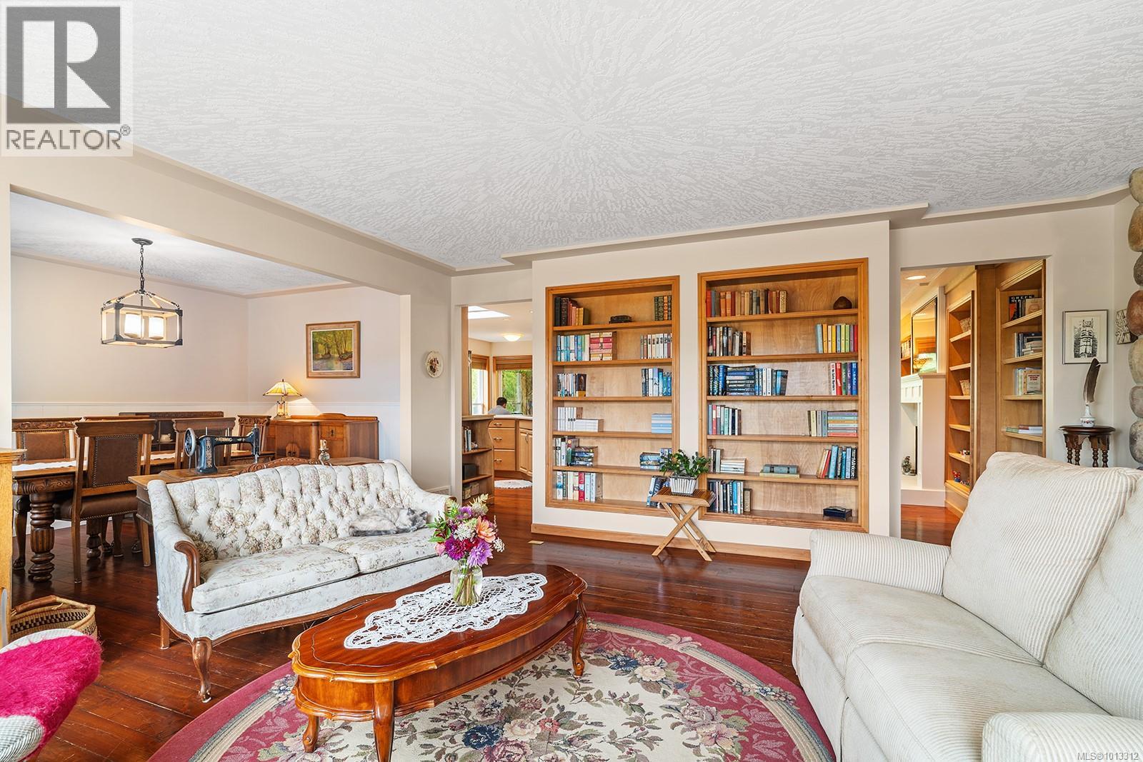 1064 Miraloma Dr, Qualicum Beach
