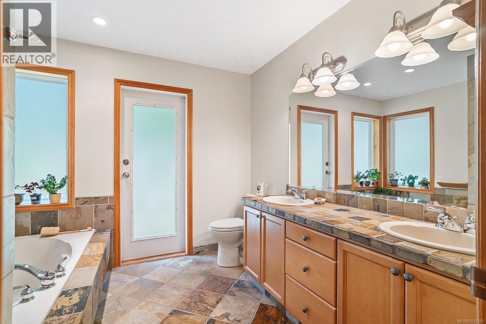 1064 Miraloma Dr, Qualicum Beach