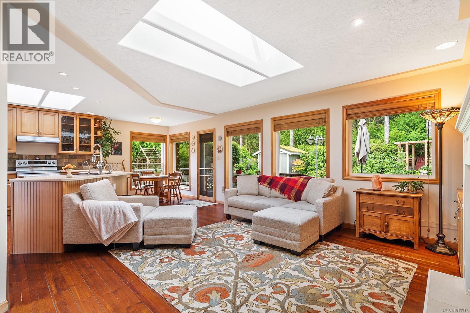 1064 Miraloma Dr, Qualicum Beach