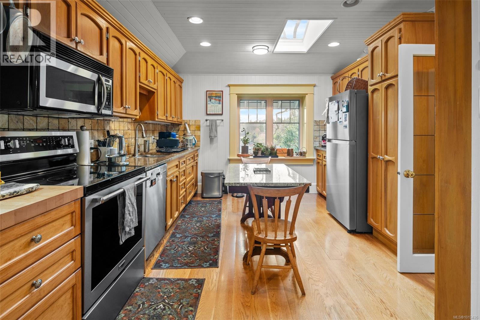 2088 Falkland Pl, Oak Bay